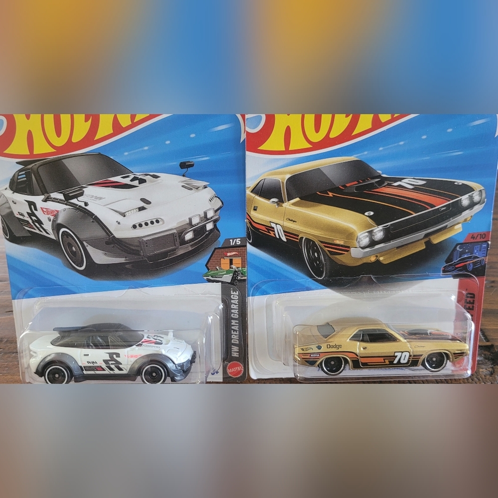 Bundle of Hot Wheels, Mazda Miata,Dodge Hemi Challenger.
